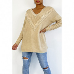 Pull oversize beige avec joli col v à détails broderie