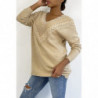 Pull oversize beige avec joli col v à détails broderie