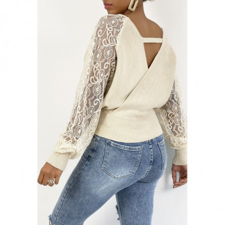 Pull cache coeur beige avec manches en dentelle