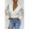 Pull cache coeur court blanc avec manches bouffante en dentelle