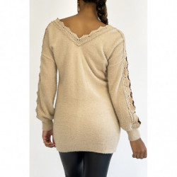 Pull col V beige long tout doux ajouré le long des bras