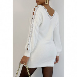 Pull col V blanc long tout doux ajouré le long des bras