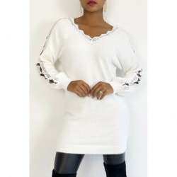 Pull col V blanc long tout doux ajouré le long des bras