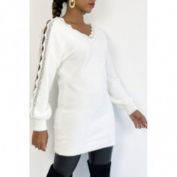 Pull col V blanc long tout doux ajouré le long des bras