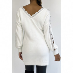 Pull col V blanc long tout doux ajouré le long des bras