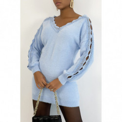 Pull col V bleu long tout doux ajouré le long des bras