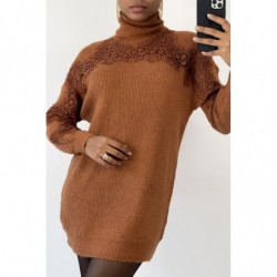 Pull col roulé long couleur camel à détails broderie ajourée