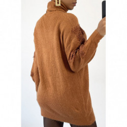 Pull col roulé long couleur camel à détails broderie ajourée