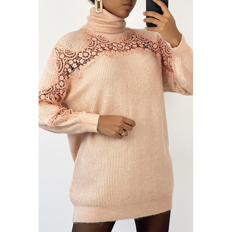 Pull col roulé long couleur rose à détails broderie ajourée