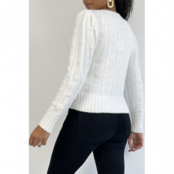 Pull blanc tout doux à détails perles et volants