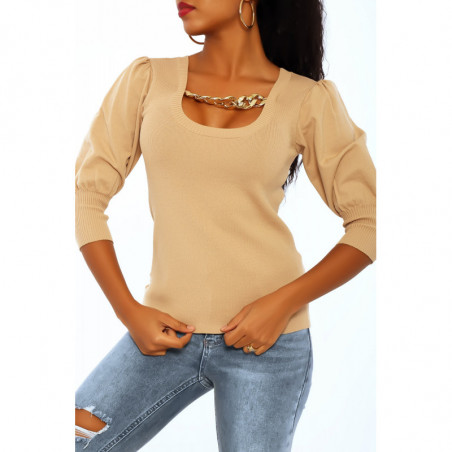 Petit pull beige à décolleté carré et chaîne avec manches bouffantes