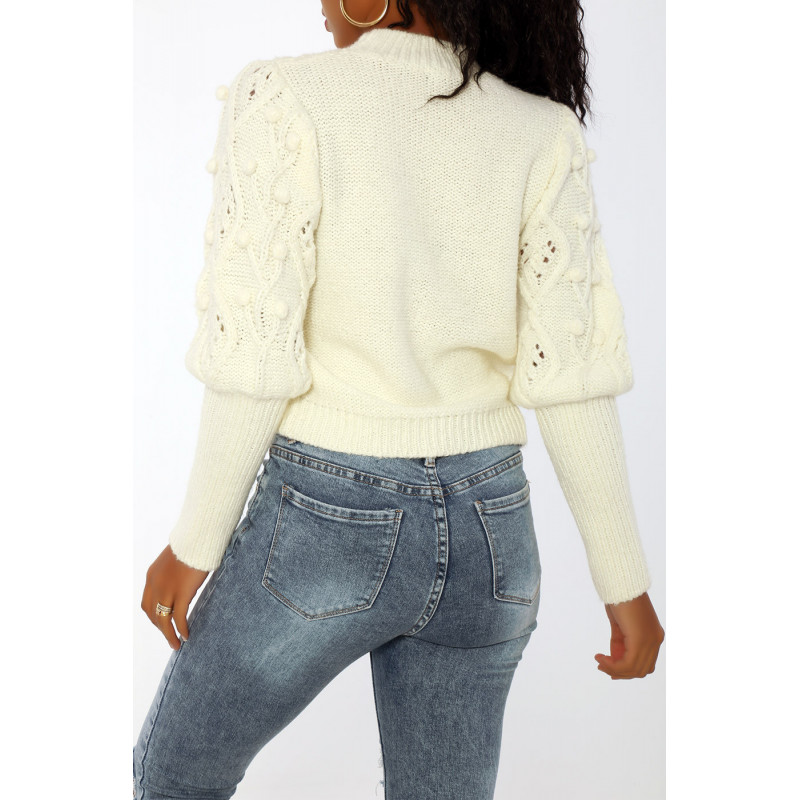 Pull blanc en maille tressée et à détails pompons