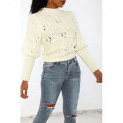 Pull blanc en maille tressée et à détails pompons