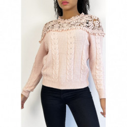 Pull rose en maille à col en broderie