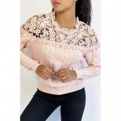 Pull rose en maille à col en broderie