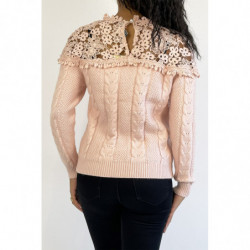 Pull rose en maille à col en broderie