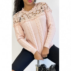 Pull rose en maille à col en broderie