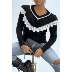 Pull col V classique noir effet doublure et dentelle