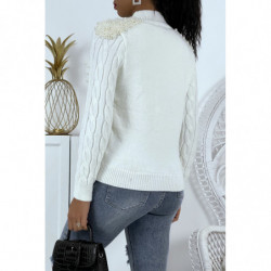 Pull blanc col montant en maille tressée et épaulettes en perles