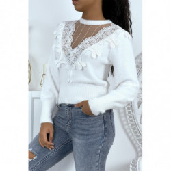 Pull doux blanc à décolleté tulle et dentelle