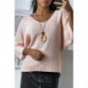 Pull rose avec collier style bohème chic