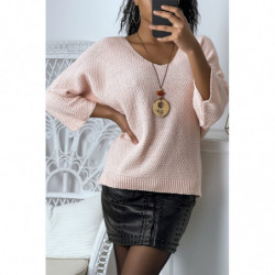 Pull rose avec collier style bohème chic