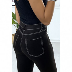 Jeans slim noir avec couture blanche et fausse poches à l'avant