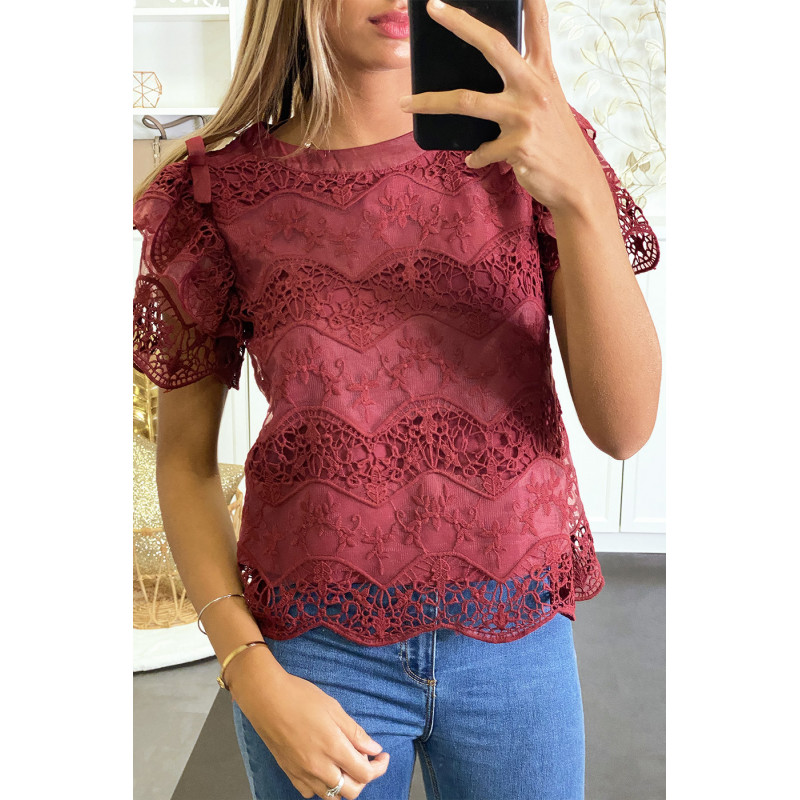 Top bordeaux doublé en dentelle et crochet avec manches bouffantes.