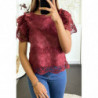 Top bordeaux doublé en dentelle et crochet avec manches bouffantes.