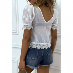 Blouse blanche ajourée en  col V