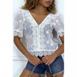 Blouse blanche ajourée en  col V