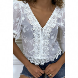 Blouse blanche ajourée en  col V