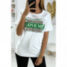 T-shirt blanc avec accessoire et écriture love