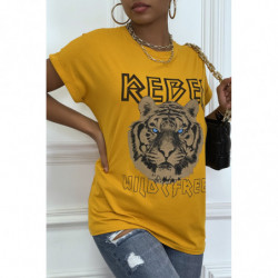 Tee-shirt moutarde ample avec écriture REBEL et tête de lion