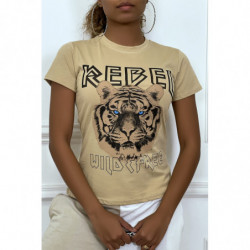 Tee-shirt beige cintrée avec écriture REBEL et tête de lion