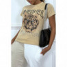 Tee-shirt beige cintrée avec écriture REBEL et tête de lion