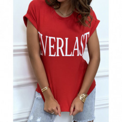 T-shirt rouge manches retroussées avec écriture "Everlast".