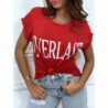 T-shirt rouge manches retroussées avec écriture "Everlast".