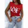 T-shirt sans manches rouge à épaulettes et écriture "love"