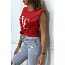 T-shirt sans manches rouge à épaulettes et écriture "love"