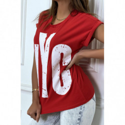 T-shirt rouge à manches retroussées et tag "NYC"