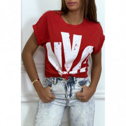 T-shirt rouge à manches retroussées et tag "NYC"