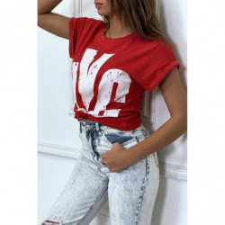 T-shirt rouge à manches retroussées et tag "NYC"