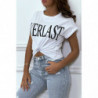 T-shirt blanc manches retroussées avec écriture "Everlast".