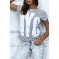 T-shirt gris à manches retroussées et tag "NYC"