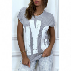 T-shirt gris à manches retroussées et tag "NYC"