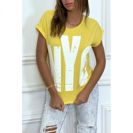 T-shirt jaune à manches retroussées et tag "NYC"