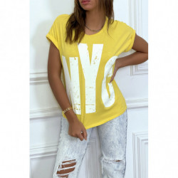 T-shirt jaune à manches retroussées et tag "NYC"