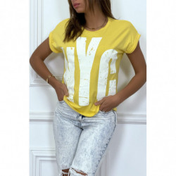 T-shirt jaune à manches retroussées et tag "NYC"