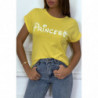 T-shirt jaune avec écriture "pincesse" et manches retroussées